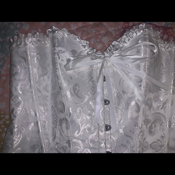 WHITE CORSET 🤍🤍🤍🤍🤍🤍🤍🤍🤍🤍🤍🤍🤍🤍 - Picture 3 of 6
